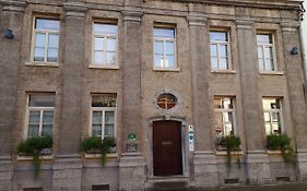 L'Hote Des Geants